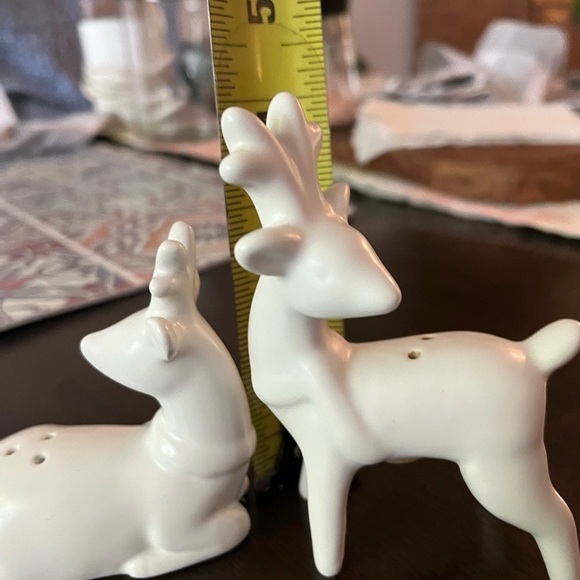 🎄Salt & Pepper Deer with Scarfs ShakerSet White Ceramic reindeer Winter - Picture 10 of 12